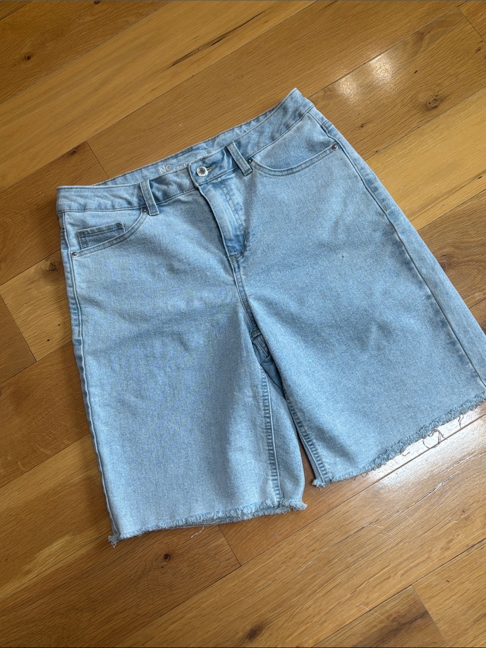 No Boundaries Women’s 6 Light Blue Denim Bermuda Shorts